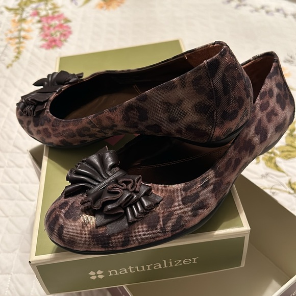 Naturalized shoe in bronze leopard print with bow Smoke Free pet free home - Picture 5 of 5